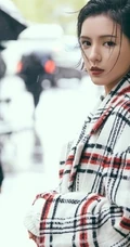张予曦时尚格子外套写真图片，逛街下厨两不误