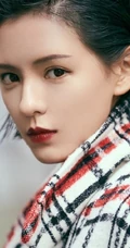 张予曦时尚格子外套写真图片，逛街下厨两不误