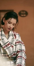 张予曦时尚格子外套写真图片，逛街下厨两不误