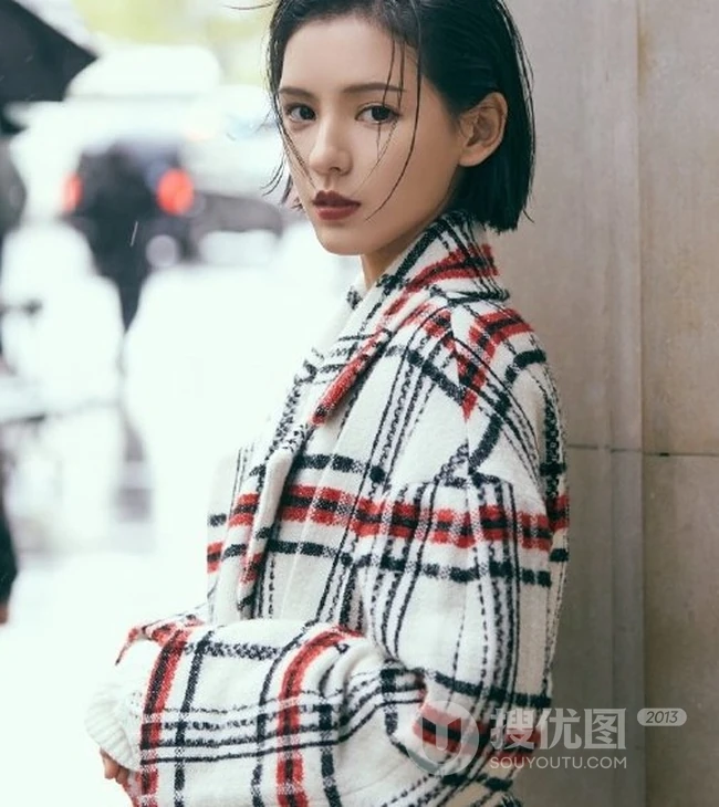 张予曦时尚格子外套写真图片，逛街下厨两不误