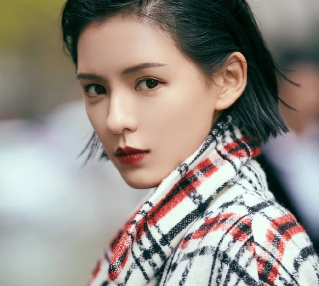 张予曦时尚格子外套写真图片，逛街下厨两不误