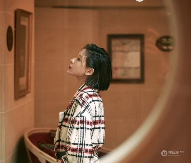 张予曦时尚格子外套写真图片，逛街下厨两不误