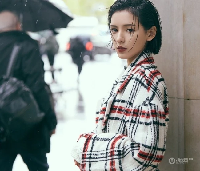 张予曦时尚格子外套写真图片，逛街下厨两不误