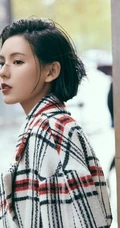 张予曦时尚格子外套写真图片，逛街下厨两不误