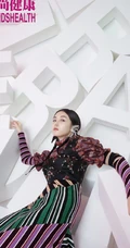 张子枫个性时尚花式条纹系列时装写真封面图片