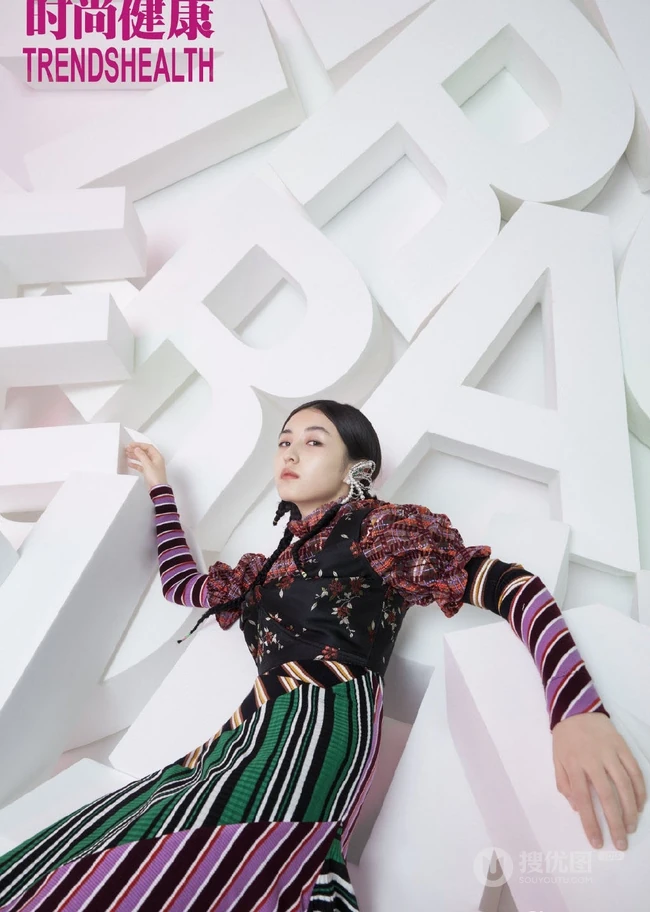 张子枫个性时尚花式条纹系列时装写真封面图片