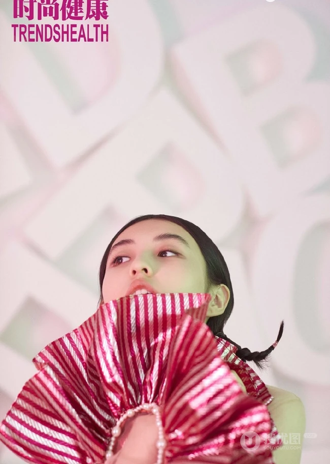 张子枫个性时尚花式条纹系列时装写真封面图片