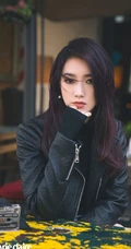 孟美岐化身时尚酷女孩登杂志封面，多种服饰不惧定义