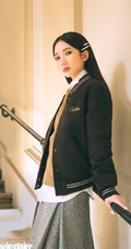 孟美岐化身时尚酷女孩登杂志封面，多种服饰不惧定义