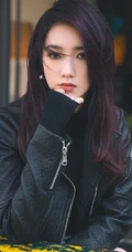 孟美岐化身时尚酷女孩登杂志封面，多种服饰不惧定义
