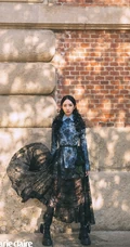 孟美岐化身时尚酷女孩登杂志封面，多种服饰不惧定义