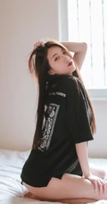眼神很动人的女生，线条感长发女生气质动人室内写真照