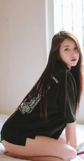 眼神很动人的女生，线条感长发女生气质动人室内写真照