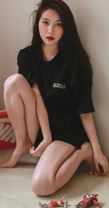 眼神很动人的女生，线条感长发女生气质动人室内写真照
