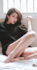 眼神很动人的女生，线条感长发女生气质动人室内写真照