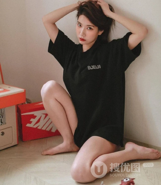 眼神很动人的女生，线条感长发女生气质动人室内写真照