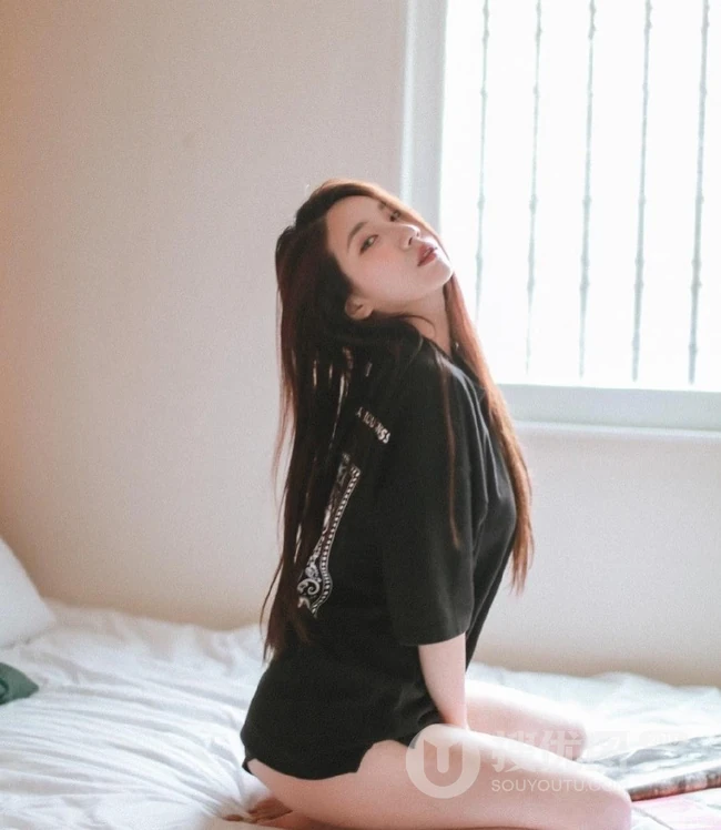 眼神很动人的女生，线条感长发女生气质动人室内写真照