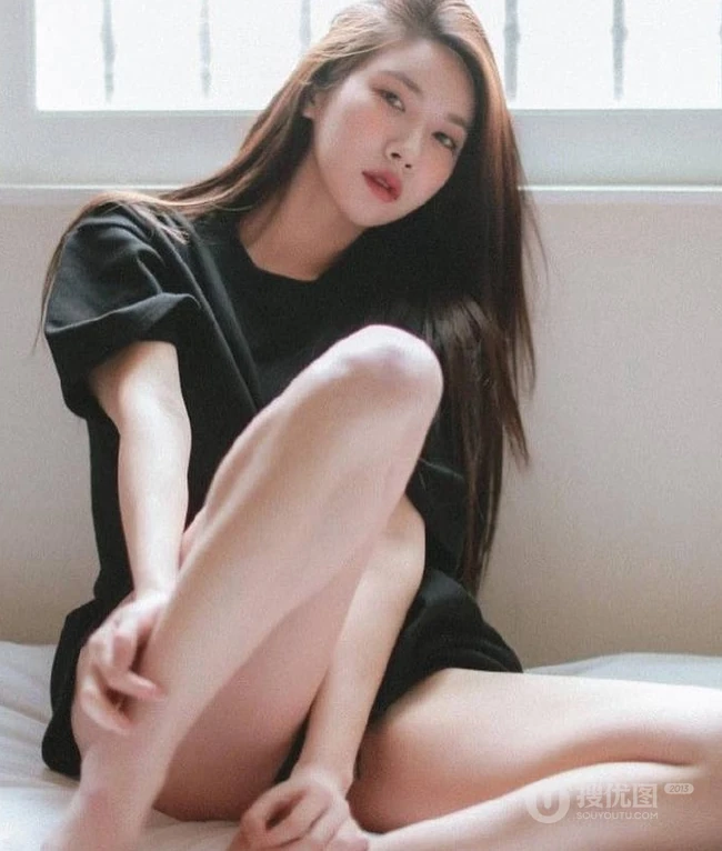 眼神很动人的女生，线条感长发女生气质动人室内写真照