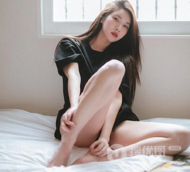 眼神很动人的女生，线条感长发女生气质动人室内写真照
