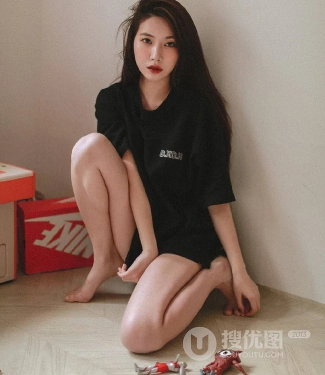 眼神很动人的女生，线条感长发女生气质动人室内写真照