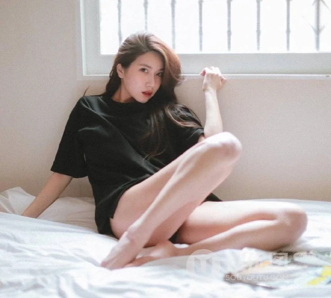 眼神很动人的女生，线条感长发女生气质动人室内写真照