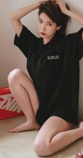 眼神很动人的女生，线条感长发女生气质动人室内写真照