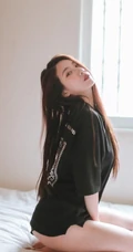 眼神很动人的女生，线条感长发女生气质动人室内写真照