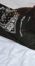 眼神很动人的女生，线条感长发女生气质动人室内写真照