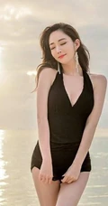 海天一色，景美人也美，气质时尚长发女生黑色泳装海边写真