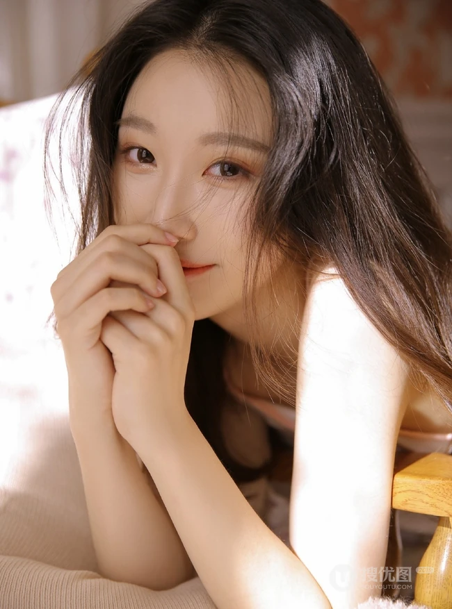 女生的宿舍，娇俏可爱的肩带睡衣短裤女生室内写真