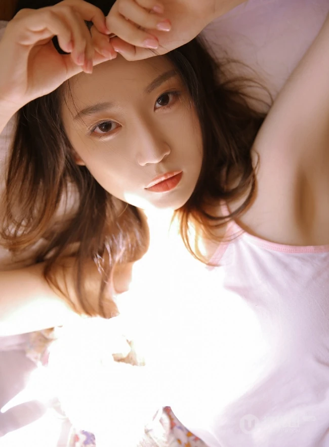 女生的宿舍，娇俏可爱的肩带睡衣短裤女生室内写真