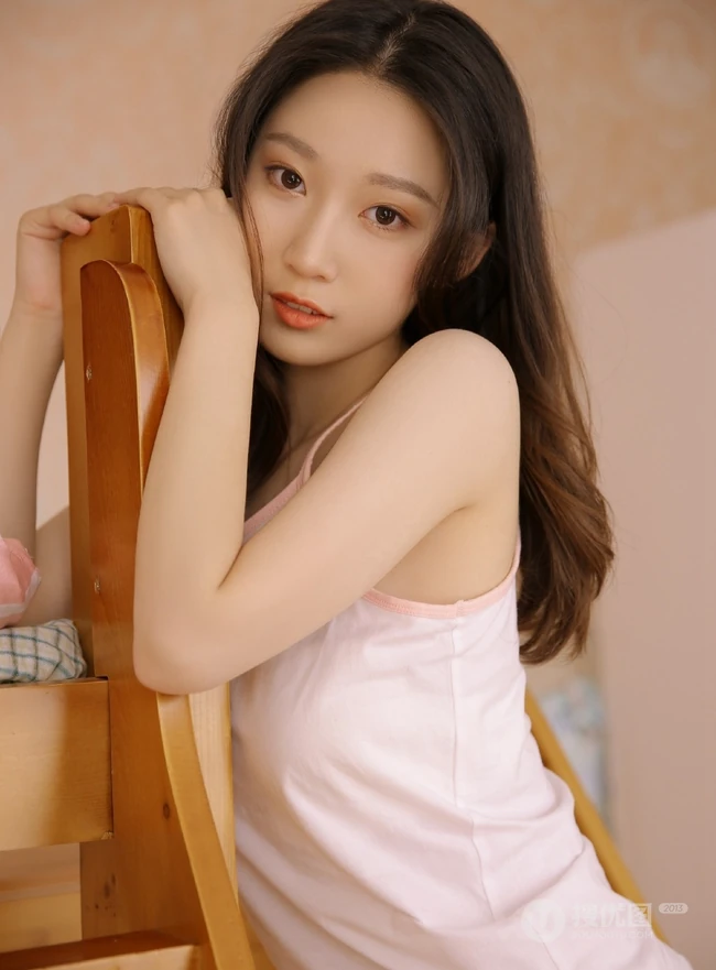 女生的宿舍，娇俏可爱的肩带睡衣短裤女生室内写真