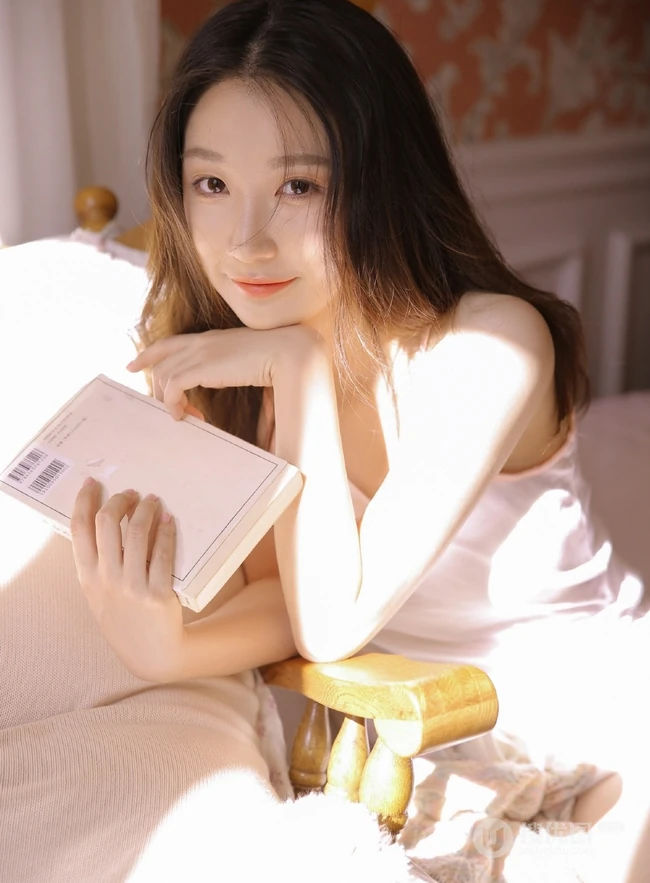 女生的宿舍，娇俏可爱的肩带睡衣短裤女生室内写真