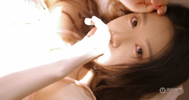 女生的宿舍，娇俏可爱的肩带睡衣短裤女生室内写真