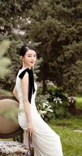 赵丽颖纯白色连衣裙户外公园写真，妆容精致造型动人