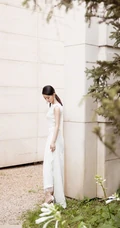 赵丽颖纯白色连衣裙户外公园写真，妆容精致造型动人