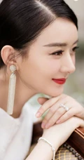 赵丽颖纯白色连衣裙户外公园写真，妆容精致造型动人