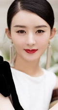 赵丽颖纯白色连衣裙户外公园写真，妆容精致造型动人