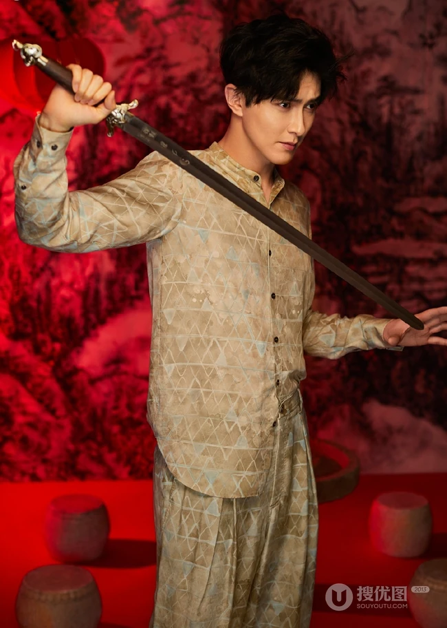 高伟光国风系列高清写真大片，手执宝剑演绎多种服饰