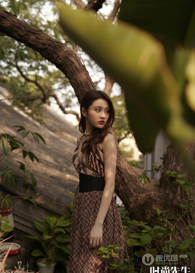 张慧雯户外旅拍杂志写真美图，尽情享受户外清新美好