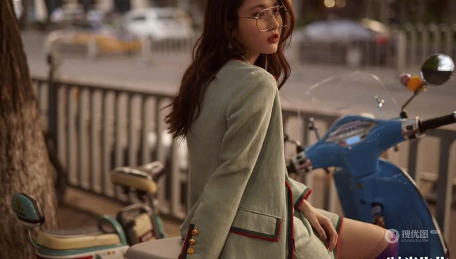 张慧雯户外旅拍杂志写真美图，尽情享受户外清新美好