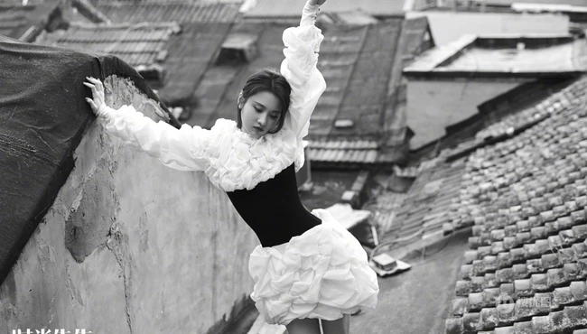 张慧雯户外旅拍杂志写真美图，尽情享受户外清新美好