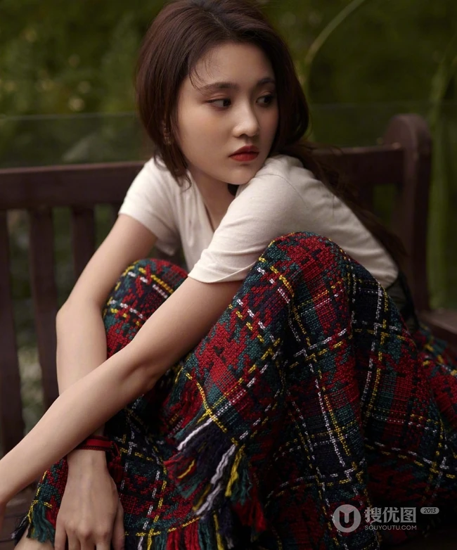 张慧雯户外旅拍杂志写真美图，尽情享受户外清新美好