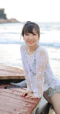 海边清新的丸子头可爱少女小碎花泳装写真美图