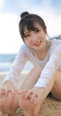 海边清新的丸子头可爱少女小碎花泳装写真美图