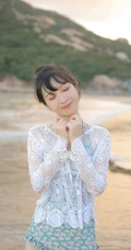 海边清新的丸子头可爱少女小碎花泳装写真美图