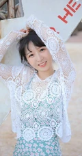 海边清新的丸子头可爱少女小碎花泳装写真美图