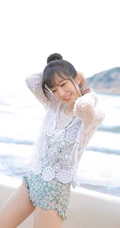 海边清新的丸子头可爱少女小碎花泳装写真美图