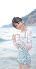 海边清新的丸子头可爱少女小碎花泳装写真美图