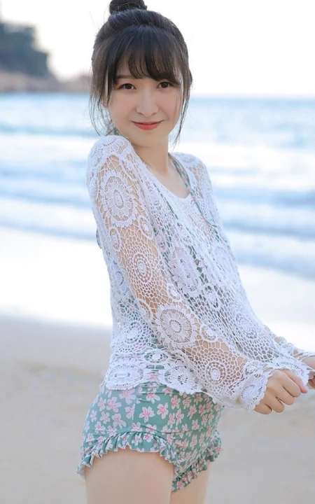 海边清新的丸子头可爱少女小碎花泳装写真美图